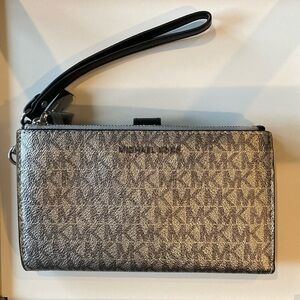 Michael Kors Jet Set Travel Signature Logo Smartphone Wallet